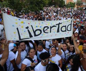 Los venezolanos que viven en Colombia se reúnen frente al consulado de Venezuela en Medellín, Colombia, mientras esperan los resultados oficiales de las elecciones presidenciales y sostienen una manta donde se lee: “Libertad”. La fecha fue aprovechada por muchos, dentro y fuera de Venezuela, para expresar su pensamiento.