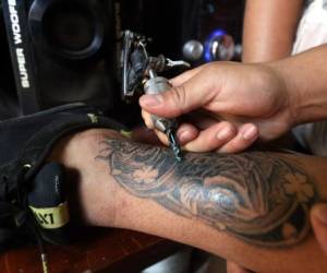 La elaboración de tatuajes en la capital debe contar con mayor control por parte de las autoridades, en especial de Salud, pues en caso de no tomarse las medidas salubres puede representar un riesgo para las personas.