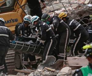 Socorristas recuperan cadáveres de personas que murieron en sismo de 7.8 en Ecuador. Fotos: Agencia AFP.