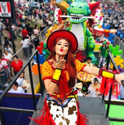 FOTOS: Sirey Morán causa sensación en desfile de la Feria Juniana con disfraz de la vaquerita de Toy Story