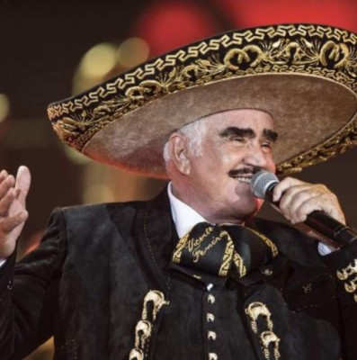 Bordados con hilos de oro y la tela más fina, así eran los trajes de Vicente Fernández