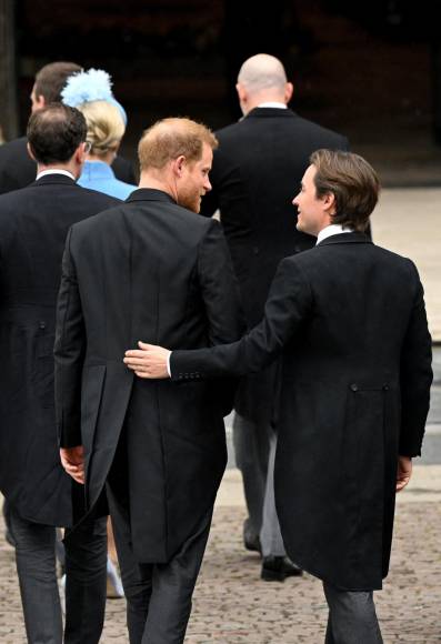 Solo y con una sonrisa: así asistió el príncipe Harry a la coronación de Carlos III