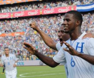 Juan Carlos García en el estadio Olímpico de San Pedro Sula, mientras celebra su golazo de chilena ante Estados Unidos (Foto: Deportes EL HERALDO )