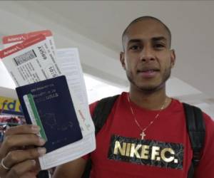 El jugador hondureño Eddie Hernández a su salida en el aeropuerto Toncontín.