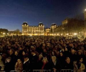 Miles de personas se reunieron para rendir homenaje a las víctimas de los ataques terroristas frente a la catedal Notre Dame en París, el domingo 15 de noviembre de 2015. AP