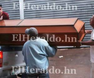 Las seis personas departían frente a una pulpería de la colonia Los Andes, cuando fueron atacadas (Foto: Alex Pérez/ El Heraldo Honduras/ Sucesos de Honduras).