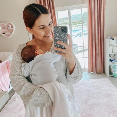 Así disfruta Anita, hija de Cash Luna, su etapa como mamá