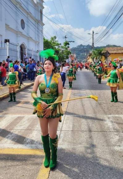 Las bellas palillonas que brillaron en desfiles patrios de Santa Bárbara