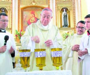 El cardenal Óscar Andrés Rodríguez consagra los santos óleos que los sacerdotes de El Paraíso utilizan para administrar sacramentos en sus parroquias.