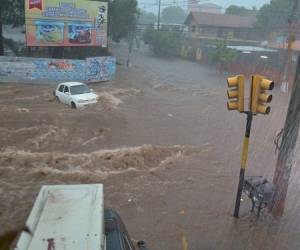 Las torrenciales lluvias, que se producen casi cada 72 horas debido al fenómeno de El Niño.