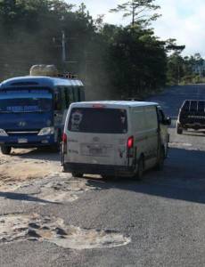 Los conductores de las unidades de transporte de personas a diario sufren por el mal estado de esta carretera.