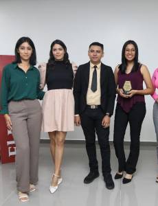 Jennifer Maldonado, Alessandra Fúnez, José Díaz, Fátima Álvarez, Alejandra Alvarado y Mavis Callejas fueron condecorados por su excelencia en el periodismo.