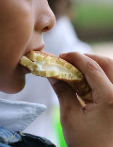 Los padres de familia asumen los costos de alimentar a los estudiantes para varias el menú de la merienda escolar en Honduras.