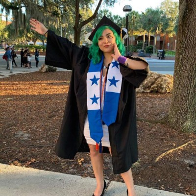 Así es Jessica Trochez, la hondureña que se graduó con honores en EEUU