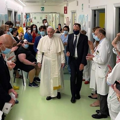 El papa Francisco visita a los demás pacientes mientras se recupera en el hospital