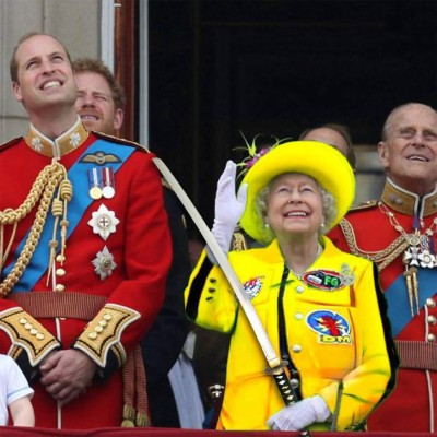 Se burlan de la Reina Elizabeth por su peculiar vestido verde