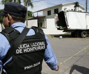 Las cuatro personas se conducían en un camión recolector de basura a eso de las 8:45 de la mañana, cuando fueron interceptados por dos individuos que se conducían en una bicicleta cada uno.