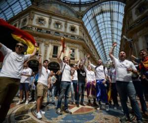 Las calles de Milán ya empezaron a teñirse de blanco y de rojiblanco para la gran fiesta anual del fútbol europeo.