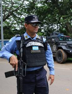 El comisario Cristian Nolasco, quien hace una semana se enfrentó a civiles armados, desde temprano está al frente de la seguridad de Catacamas, Olancho.