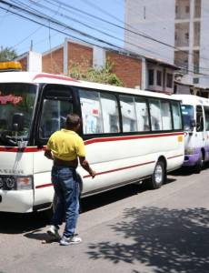 Pese al millonario pago, la empresa a cargo utilizó buses ejecutivos, en lugar de camiones, para el traslado del material electoral.