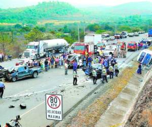 Muerte y destrucción dejó un bus rapidito producto de un accidente en el sector de Amarateca.