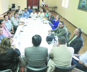 Los representantes de la Comisión de Educación se reunieron con líderes estudiantiles de la UNA, foto: Alejandro Amador / EL HERALDO.