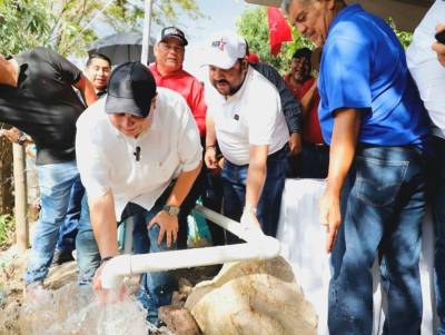 El alcalde de la capital, Jorge Aldana, llegó hasta la Villa Campesina y El Carpientero para entregar los proyectos a los vecinos de estas comunidades.