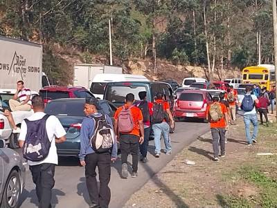 En la zona no hay paso vehicular, por lo que algunas personas han optado por hacer el ingreso a la ciudad a pie.