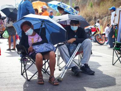 Los paramédicos tuvieron que llegar hasta la salida al norte de la capital para poder brindar atención a los pacientes renales quienes estaban en plena protesta cuando los malestares los aquejaron.