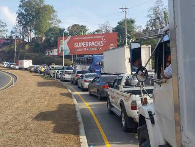 Con el eslogan “Nadie entra, nadie sale”, decenas de pacientes renales se apostaron en la carretera CA-5, a la altura de El Durazno, para exigir a las autoridades de Salud que los deje elegir qué centro les brinde tratamiento.