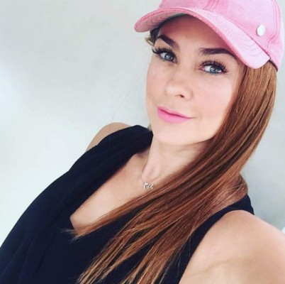 Aracely Arámbula presume sus curvas en diminuto bikini