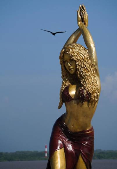 Shakira es inmortalizada con estatua de bronce en Barranquilla