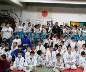 Estudiantes de judo durante la participación del evento en el Instituto Central Vicente Cáceres.