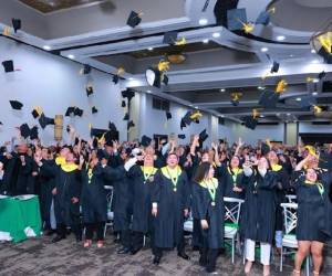 <i>Son 166 los nuevos profesionales que UTH ha entregado a la sociedad, la excelencia académica fue premiada por las autoridades de la universidad.</i>