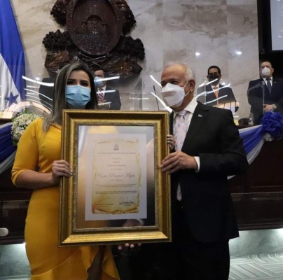 'Lo recibo con mucho compromiso': entregan premio Floylán Turcios a Cesia Mejía