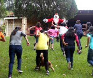 Las niñas emocionadas corrieron a los brazos de San Nicolás para poder hablar con él.