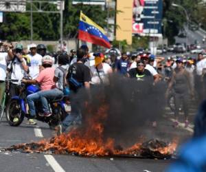 La policía antidisturbios y miembros de la oposición se enfrentan durante una marcha en Caracas, el 1 de septiembre.