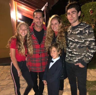 FOTOS: Así es la bella familia de Gregorio Pernía, 'El Titi' en Sin senos sí hay paraíso