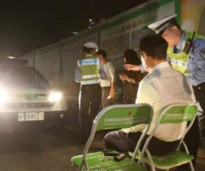 Los conductores son obligados a permanecer una hora frente a las luces de sus vehículos.