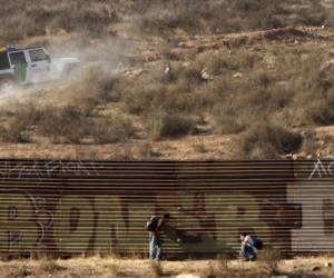 La árida frontera está sembrada en sus más de 3,000 km de puestos oficiales de control (Foto: Taringa/ El Heraldo Honduras/ Noticias de Honduras)