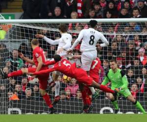 Fernando Llorente, centro de la ciudad de Swansea, marca el segundo gol del equipo durante el partido de fútbol de la Premier League inglesa entre Liverpool y Swansea City en Anfield, Liverpool, Inglaterra.