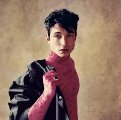 Las curiosidades de Ezra Miller, el actor que da vida a Flash