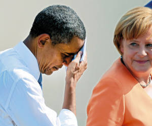 (FILES) A picture taken on June 19, 2013 shows US President Barack Obama (L) wiping his brow as he and German Chancellor Angela Merkel (R) leave the stage after his speech at the Brandenburg Gate in Berlin. The German government has received information that US intelligence is spying on the mobile phone communications of Chancellor Merkel, her spokesman said on October 23, 2013. AFP PHOTO / CHRISTOF STACHE