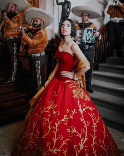 FOTOS: ¿Cuánto cuestan y quién hace los espectaculares vestidos de Ángela Aguilar?