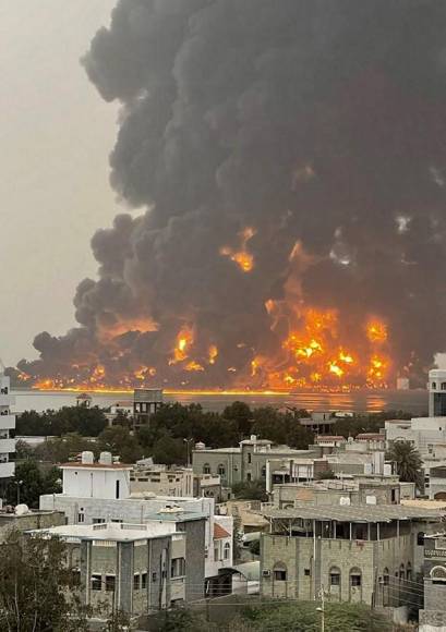 Las impactantes imágenes del puerto de Hodeida, Yemen, tras bombardeo israelí