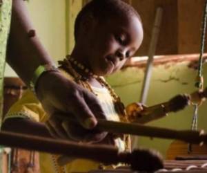 La música de marimba se toca con un xilófono, tambores y maracas.