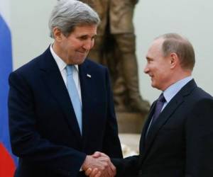 El secretario de Estado estadounidense, John Kerry, y el presidente ruso, Vladimir Putin.