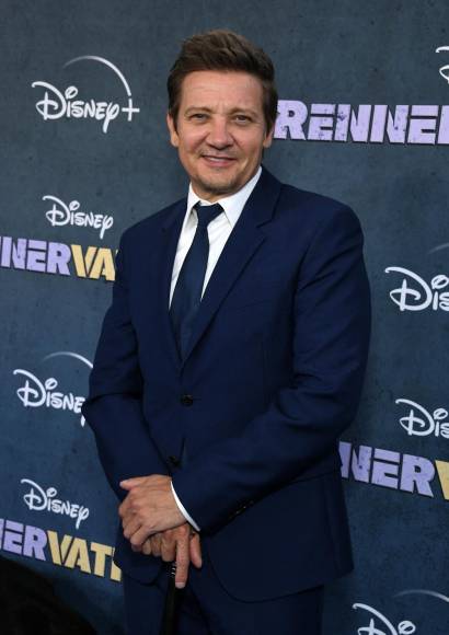 Con bastón, así llegó Jeremy Renner a su primera alfombra roja tras trágico accidente