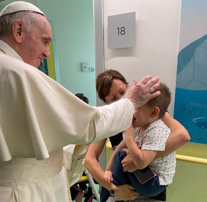 El papa Francisco visita a los demás pacientes mientras se recupera en el hospital