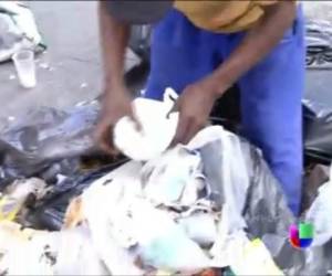 Jorge busca entre la basura un pedazo de pan, pollo o cualquier otra cosa para comer.